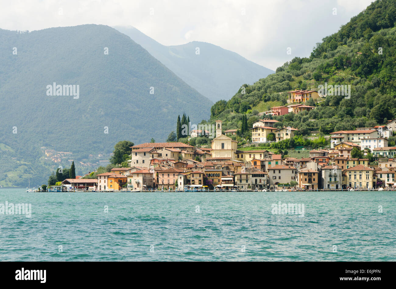 Iseo-See Italien. Lago d'Iseo oder Sebino mit dem Dorf Peschiera Maraglio dahinter. Lombardei. Norditalien. Stockfoto