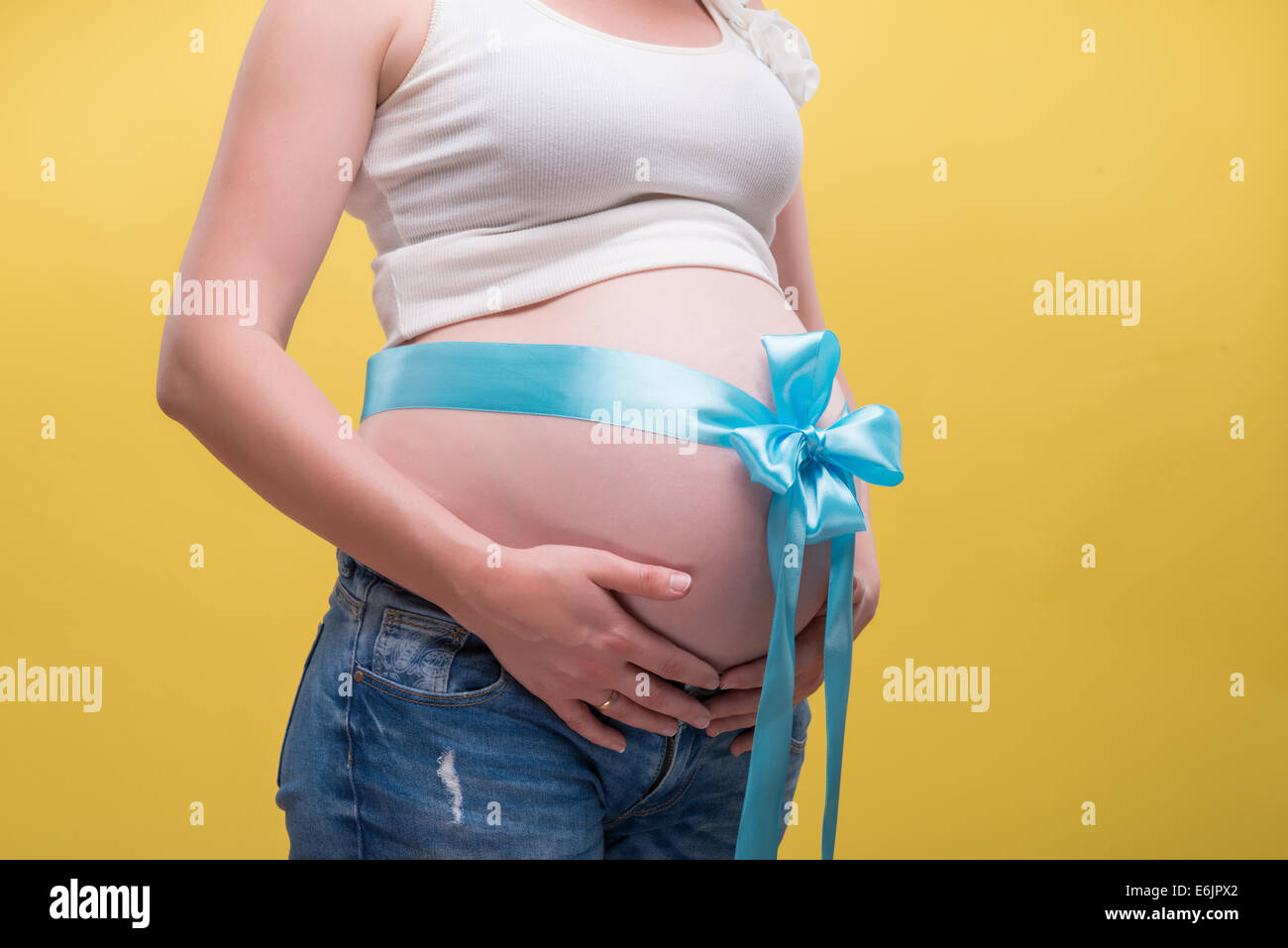 Schwangere Frau ihr Baby erwartet Stockfoto