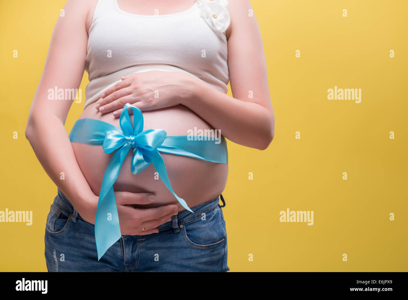 Schwangere Frau ihr Baby erwartet Stockfoto