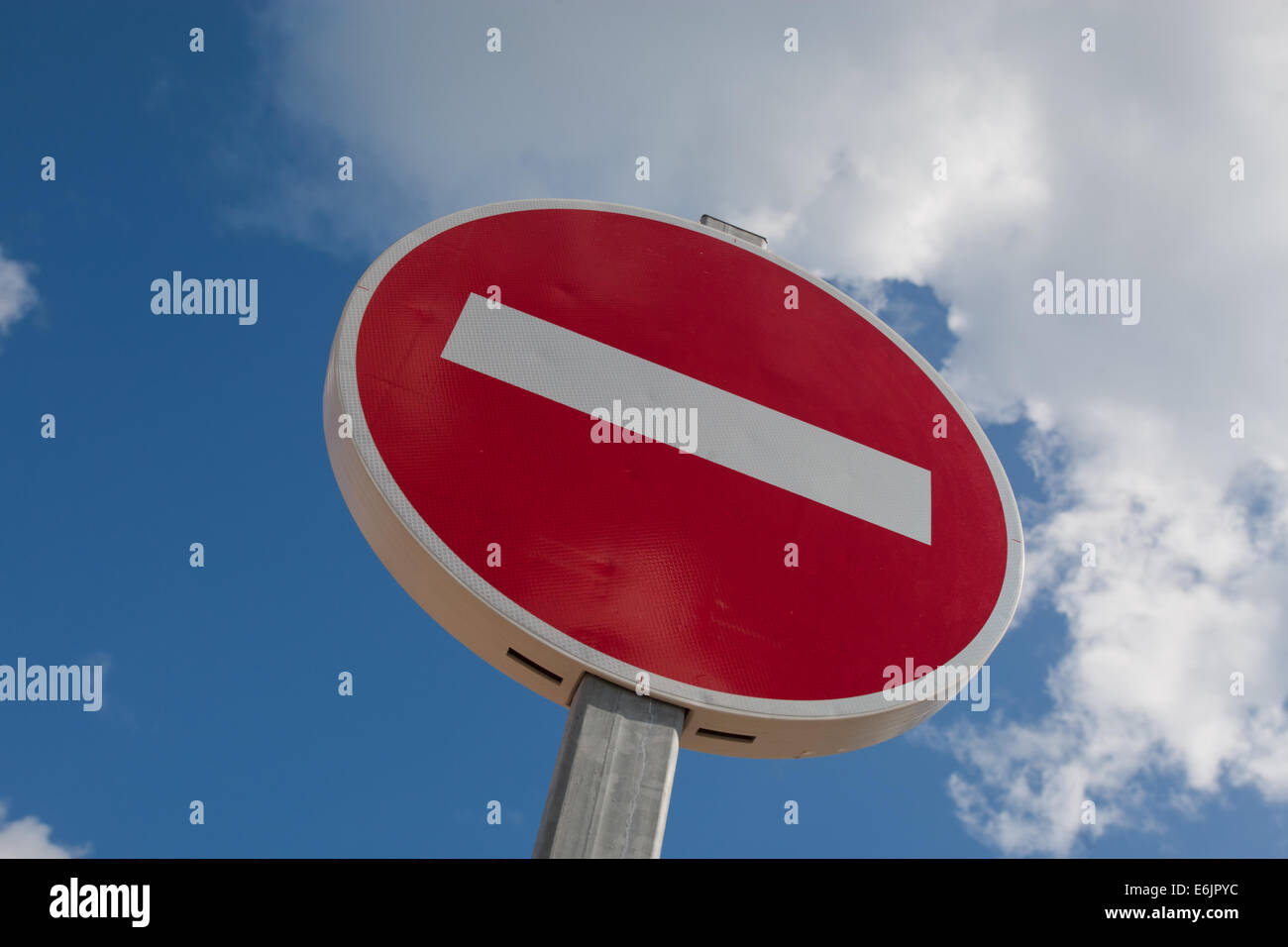 Kein Eintrag Zeichen für den Straßenverkehr in Frankreich fotografiert gegen einen blauen Sommerhimmel Stockfoto