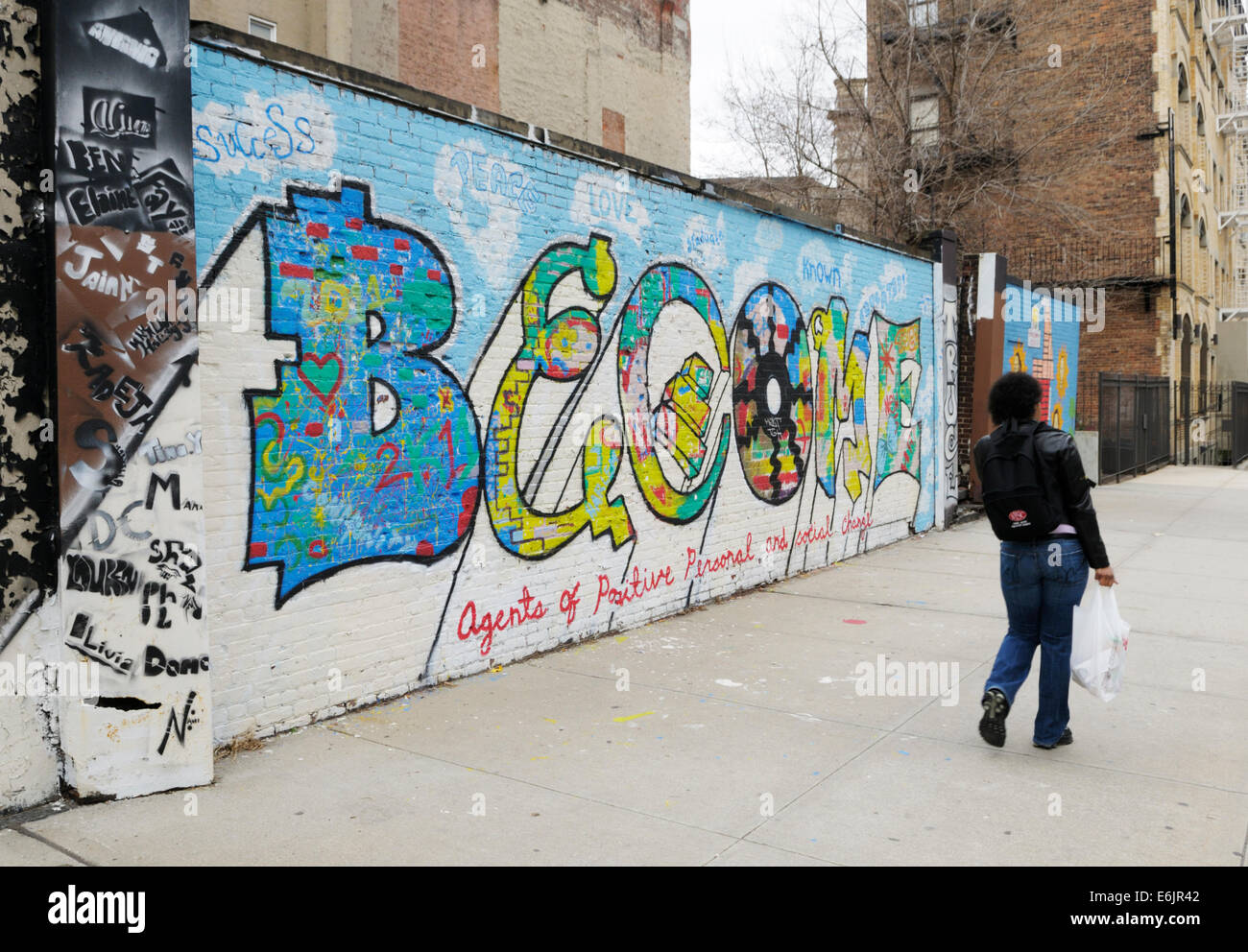 Bemalte Wand, die Förderung der lokalen Jugend zu erforschen und entwickeln sich, Harlem, New York Stockfoto