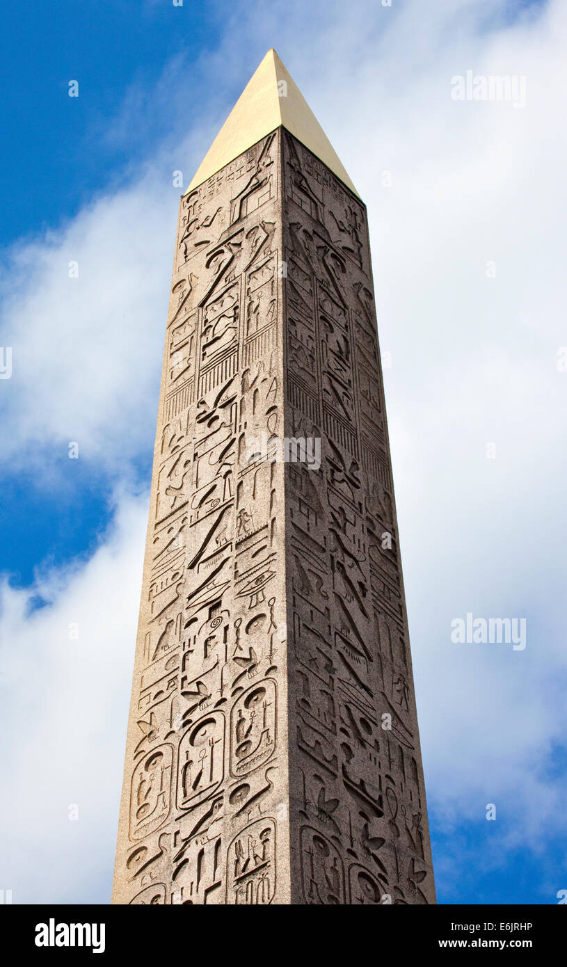 Eine Nahaufnahme Schuss von der Spitze des Obelisken auf dem Place De La Concorde in Paris. Stockfoto