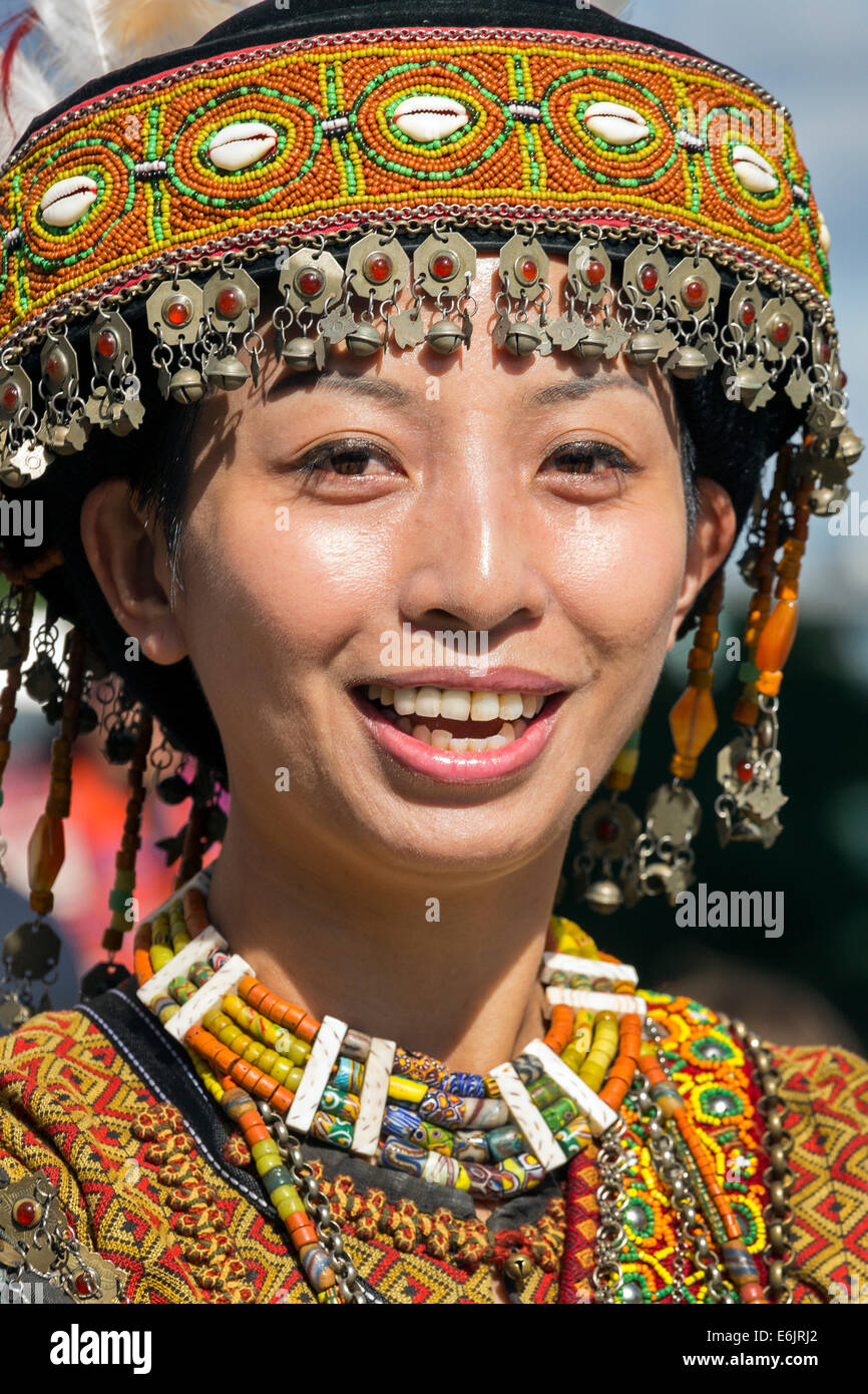 Weibliches Mitglied der Taiwan Contemporary Dance Group, in traditioneller Tracht, Straßenkunst in Edinburgh zu tun Stockfoto