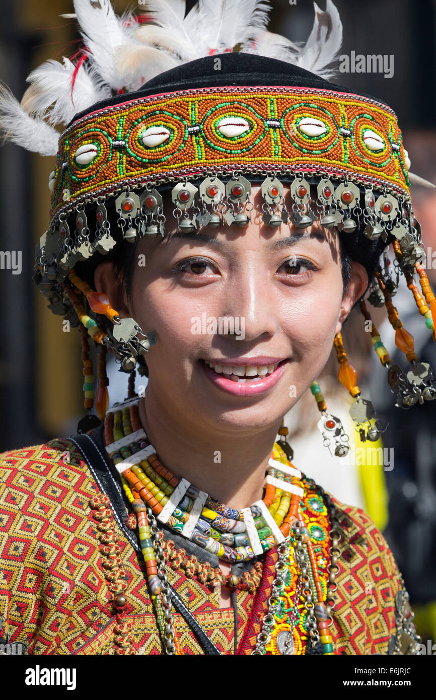 Weibliches Mitglied der Taiwan Contemporary Dance Group, in traditioneller Tracht, Straßenkunst in Edinburgh zu tun Stockfoto