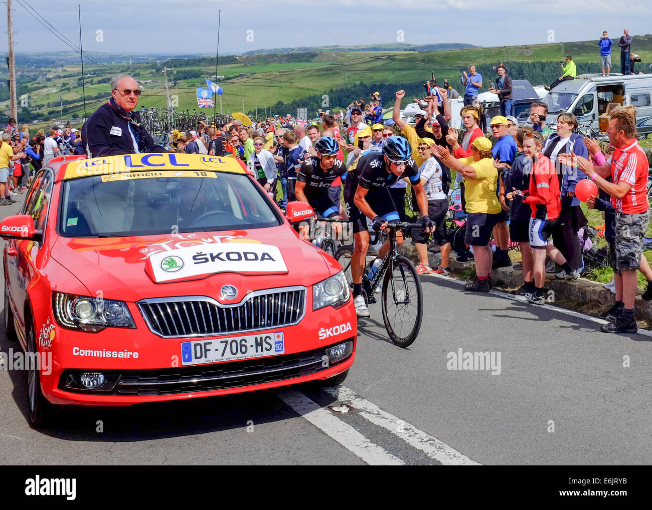 Etappe zwei 2014 Tour de France von York nach Sheffield. Team Sky neben Race Direktor Auto auf den Aufstieg der Holme Moss. Stockfoto