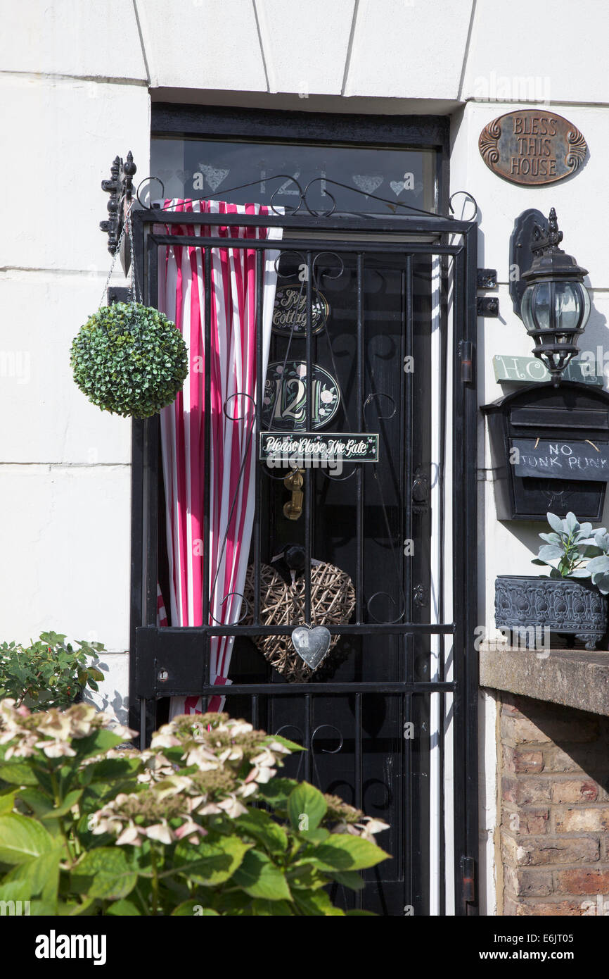 Ein stark verziert, traditionelle britische Eingang eines Hauses Stockfoto