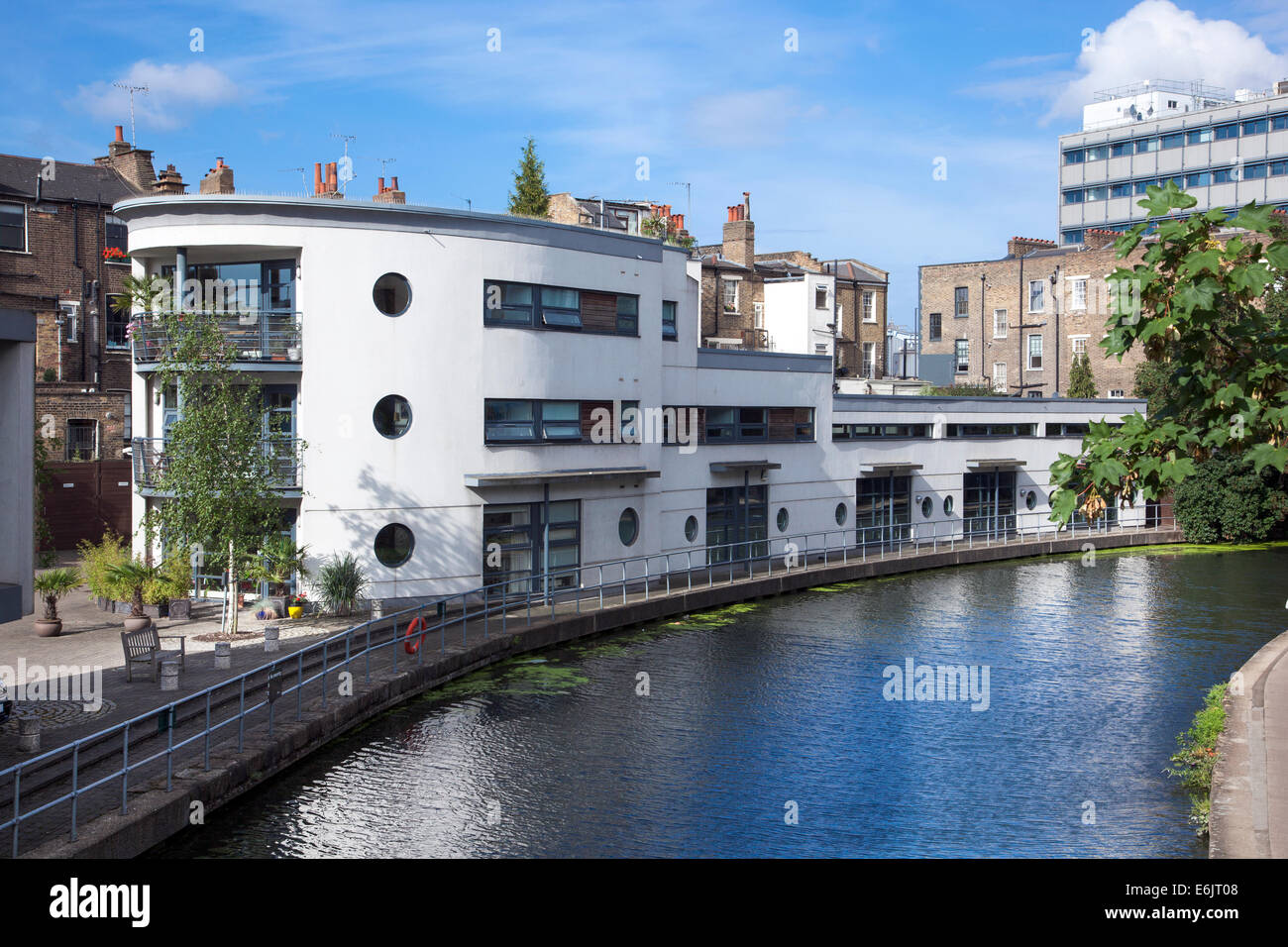 Modernes Gebäude (Lawfords Wharf) von der Regent's Canal in Camden Road Stockfoto