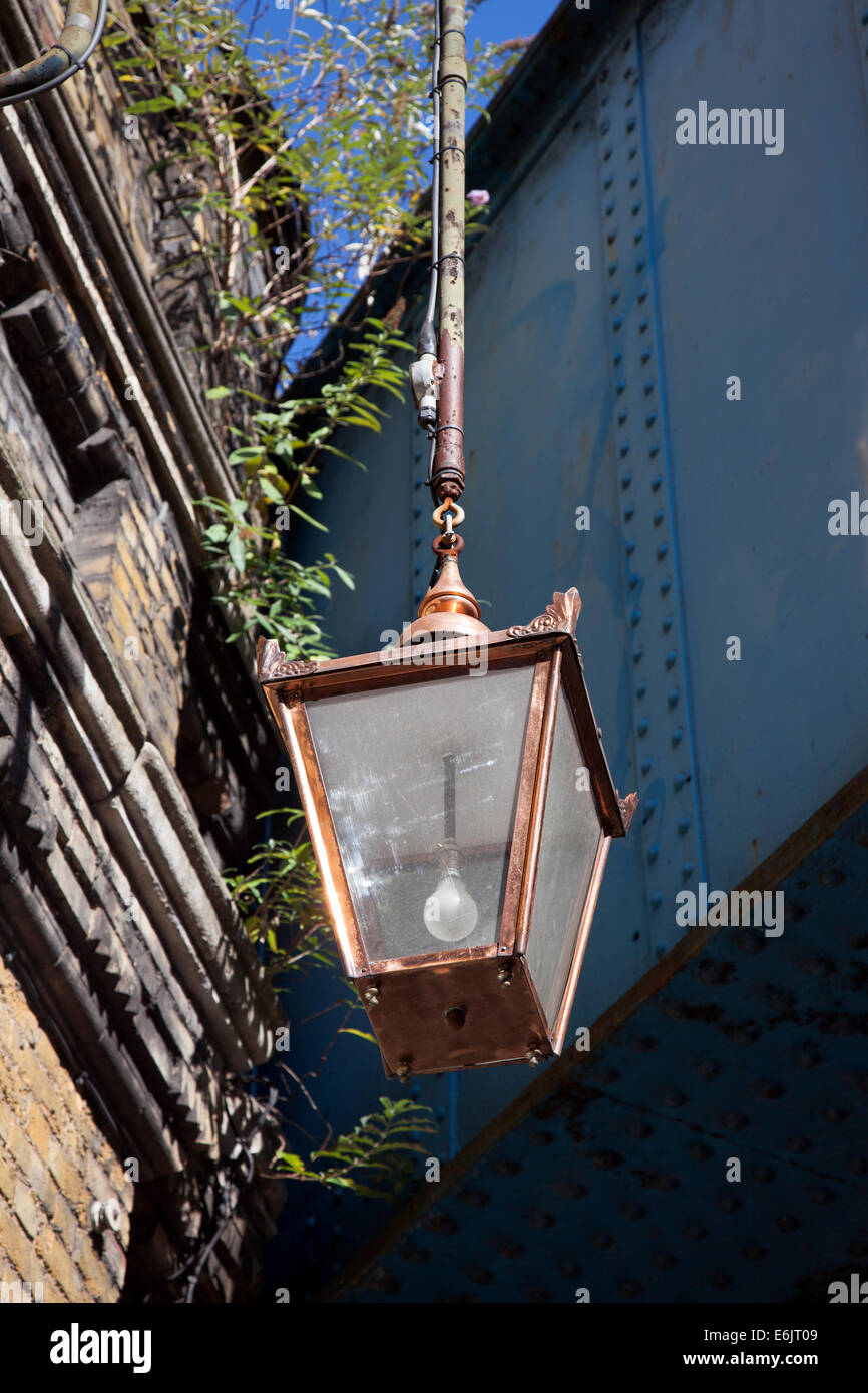 Antike Lampe hängen vor Mango Shack, Camden, London Stockfoto