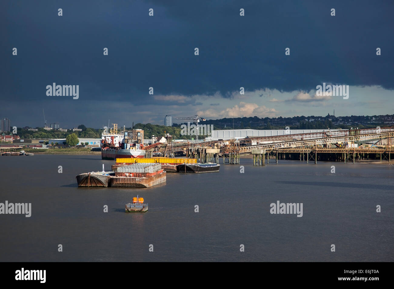 Greenwich Peninsula in East London - Blick von der Anlegestelle Stockfoto