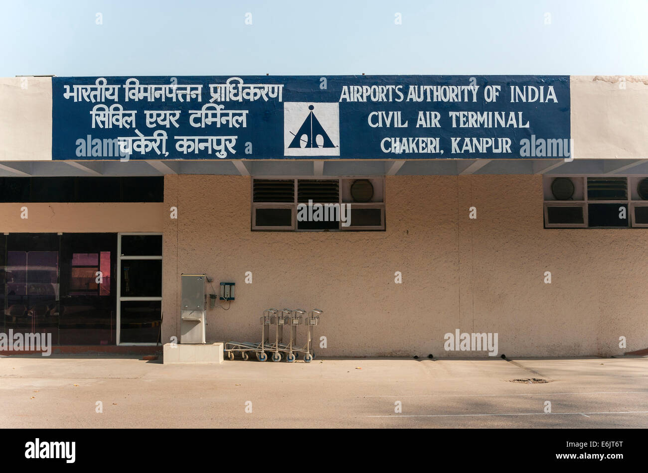 Die einzige und nur kleine Terminal am Flughafen Kanpur. Stockfoto