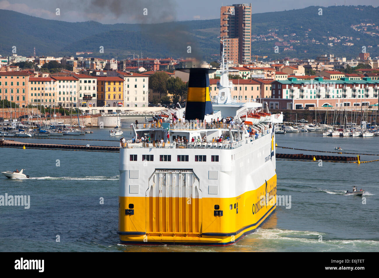 MS Corsica Marina Seconda gelbe Corsica Ferries Sardinia Ferries in Livorno Docks in der Nähe von Pisa und Florenz Stockfoto