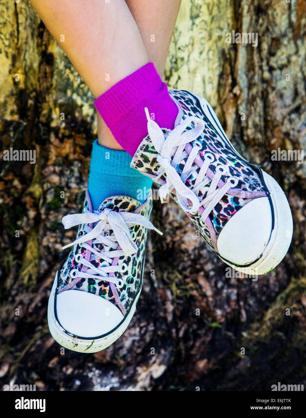 Foto von sieben Jahre alten Mädchens bunte Sneakers und zwei verschiedenen Farben Socken Stockfoto