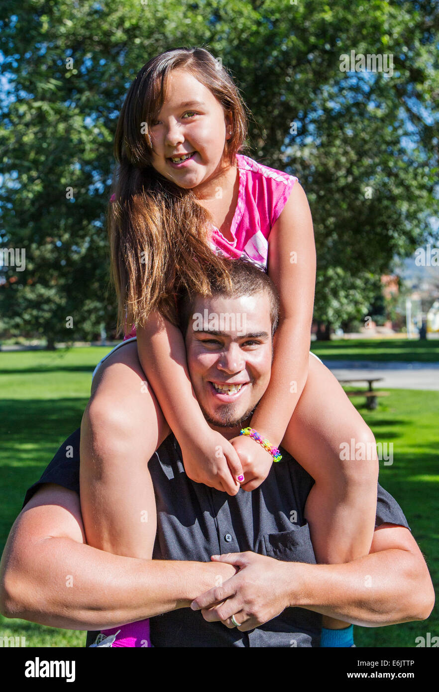 Vater hielt seine siebenjährige Tochter auf seinen Schultern Stockfoto