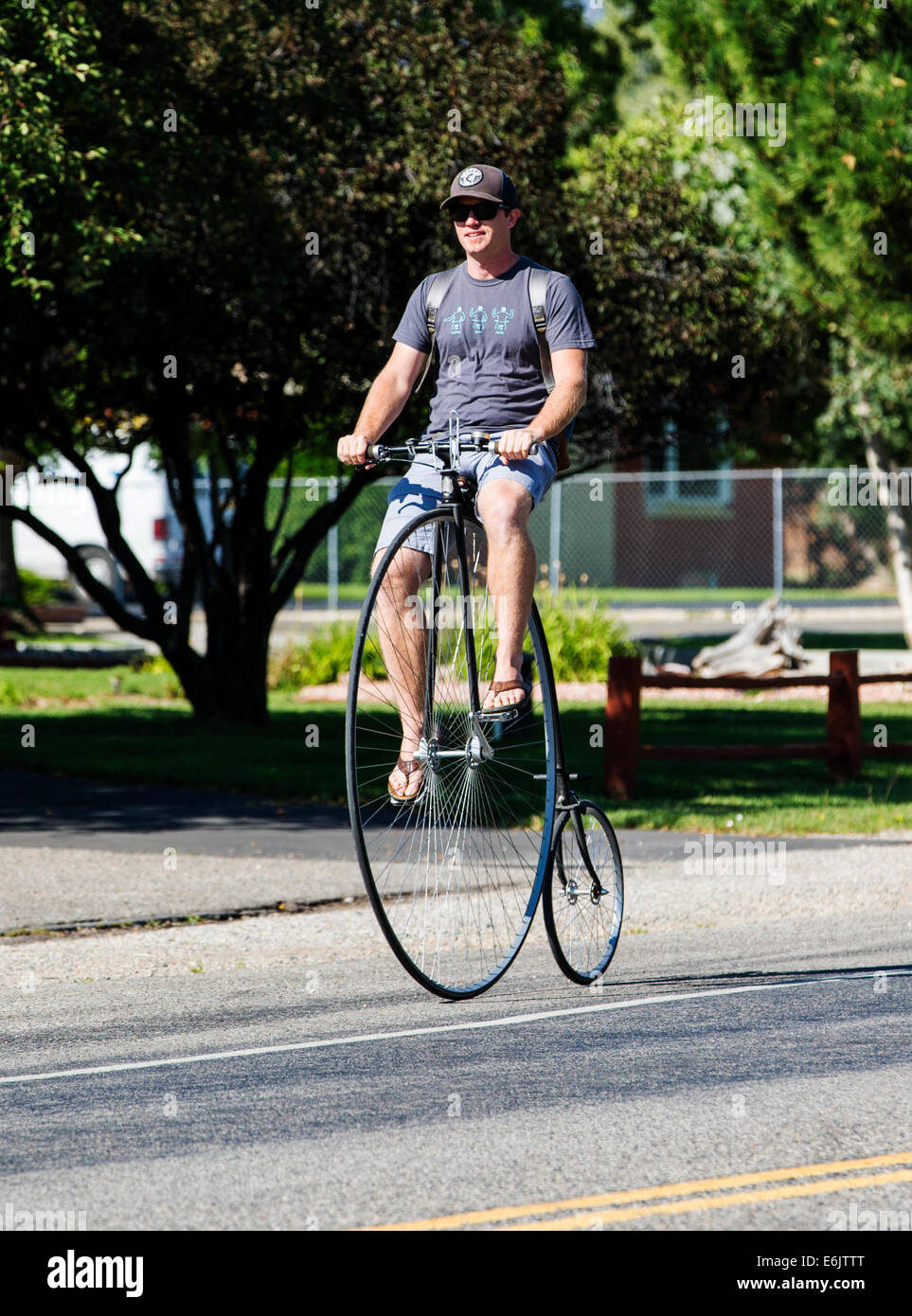 Mann reitet ein Hochrad, hohes Rad, hohe Wheeler oder gewöhnlichen Fahrrad Stockfoto
