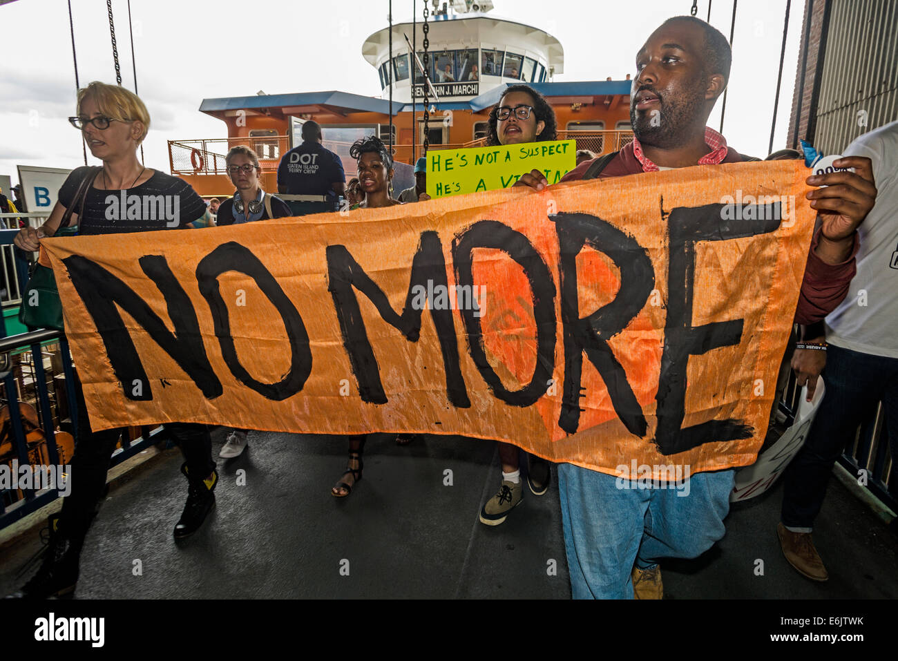 Staten Island, NY - Tausende marschierten durch Stapleton, zur Tötung von Eric Garner zu protestieren und fordern ein Ende der Brutalität der Polizei Stockfoto