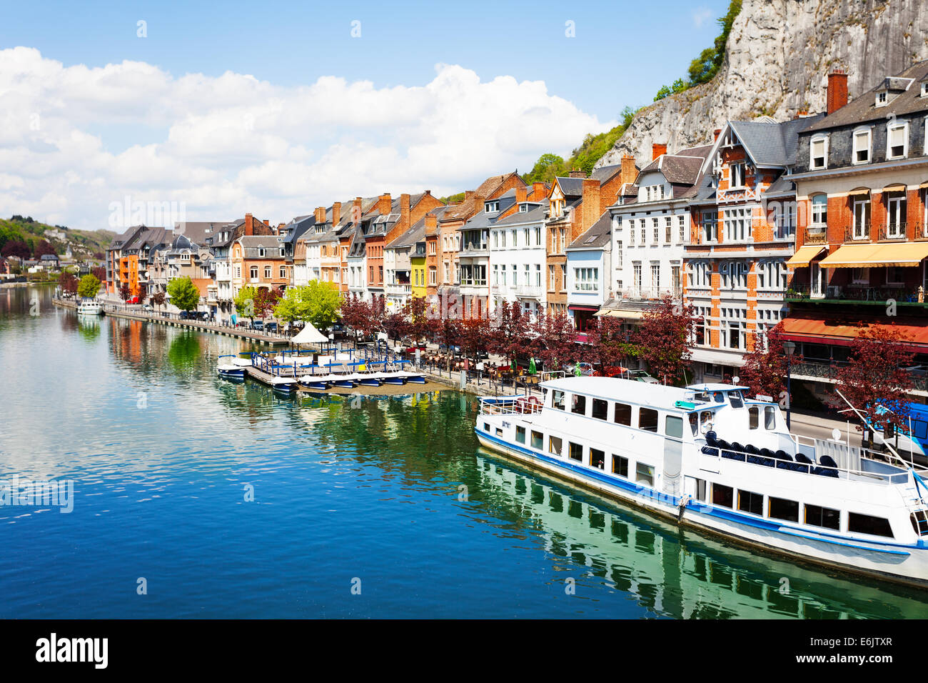 Stadt An Der Maas Frankreich Kreuzworträtsel Blick auf die Stadt Dinant an der Maas mit Schiffen Stockfotografie - Alamy