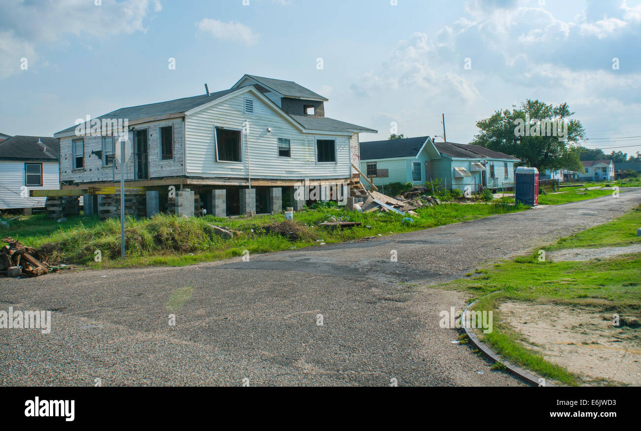 Bewohner wieder aufzubauen, zerstören Häuser und ihr Land zu verkaufen oder um die 9th Ward nach dem Hurrikan Katrina in New Orlean Rückgabe Stockfoto