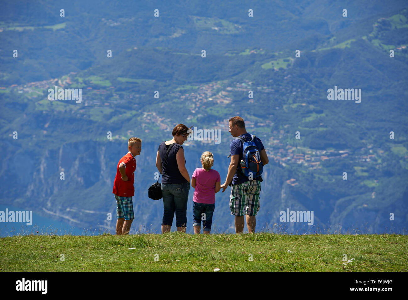 Landschaft-Blick über den Lago di Garda vom Monte Baldo, über der Stadt Malcesine, Lago di Garda, Lombardei, Trentino, Italien, Tourismus, Alpen Stockfoto