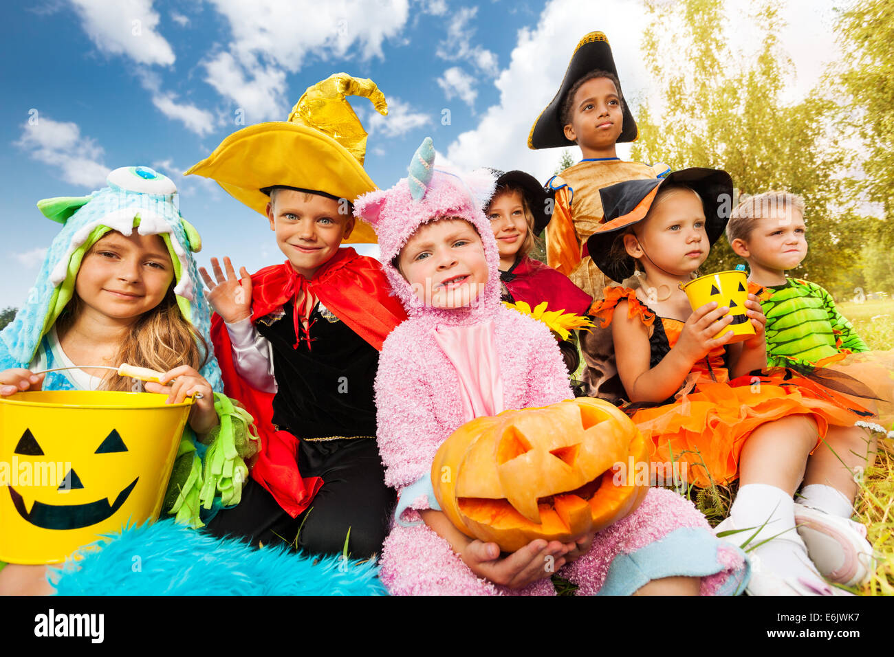 Halloween Kinder in schönen Kostümen sitzen Stockfoto