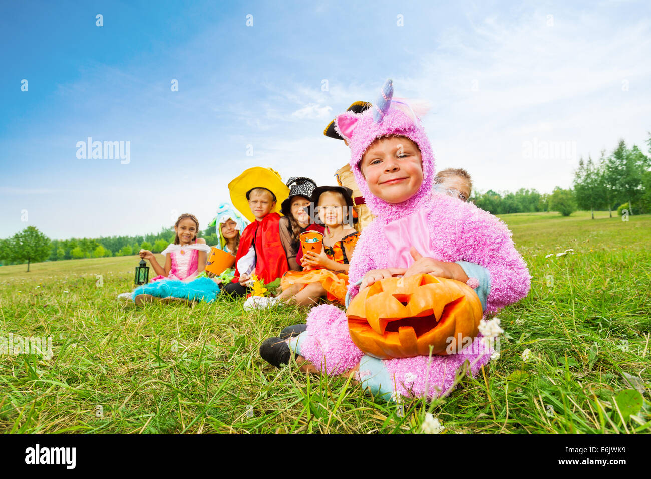 Viele Halloween Kinderkostüme Verschleiß sitzen in langen Reihe Stockfoto