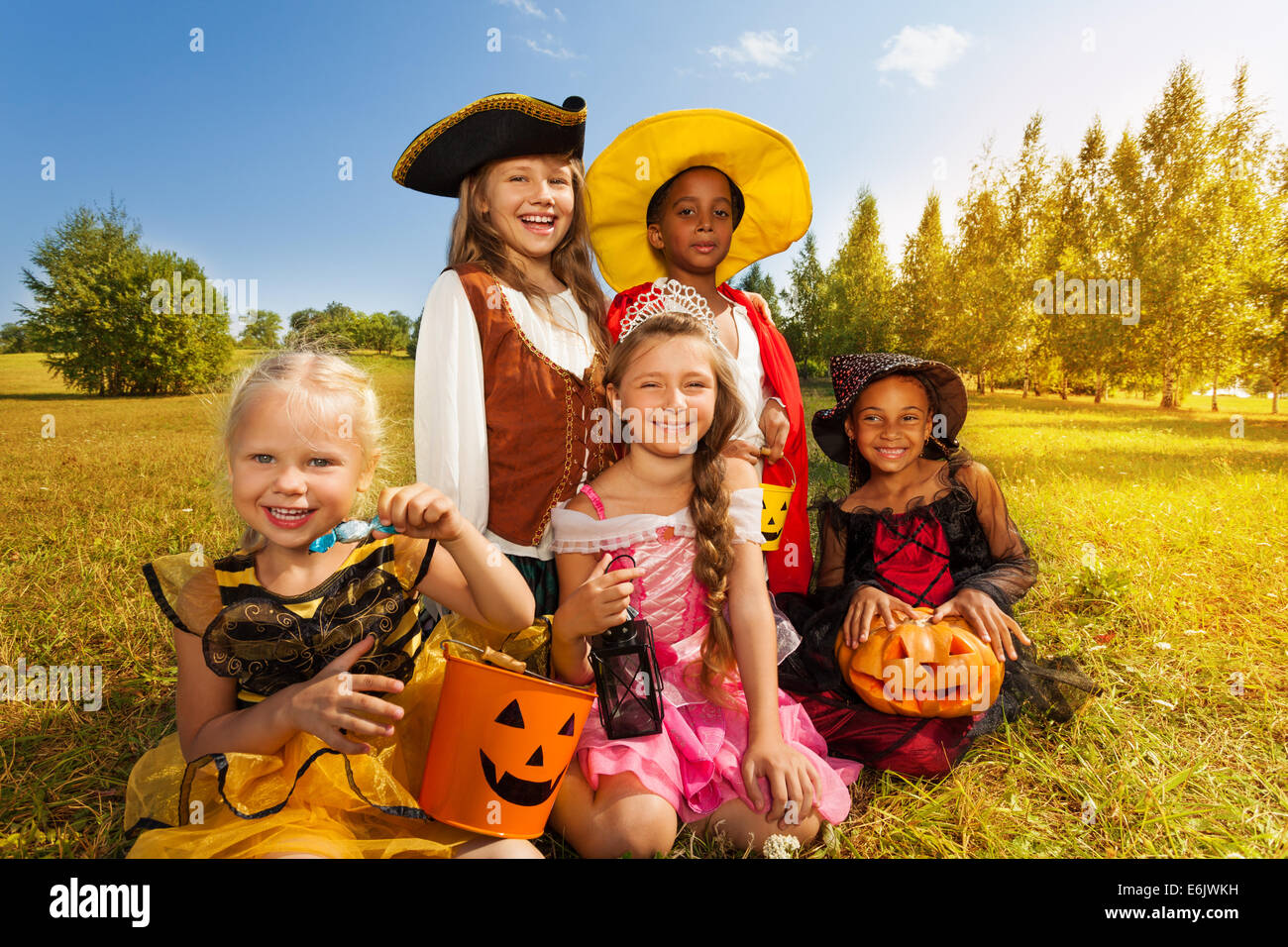 Multinationale Kinder in Halloween-Kostümen Stockfoto