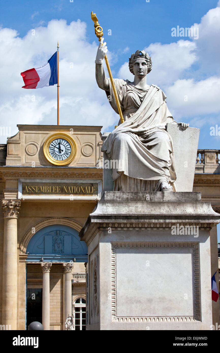 La Statue De La Loi mit der französischen Nationalversammlung (Palais Bourbon) im Hintergrund in Paris. Stockfoto