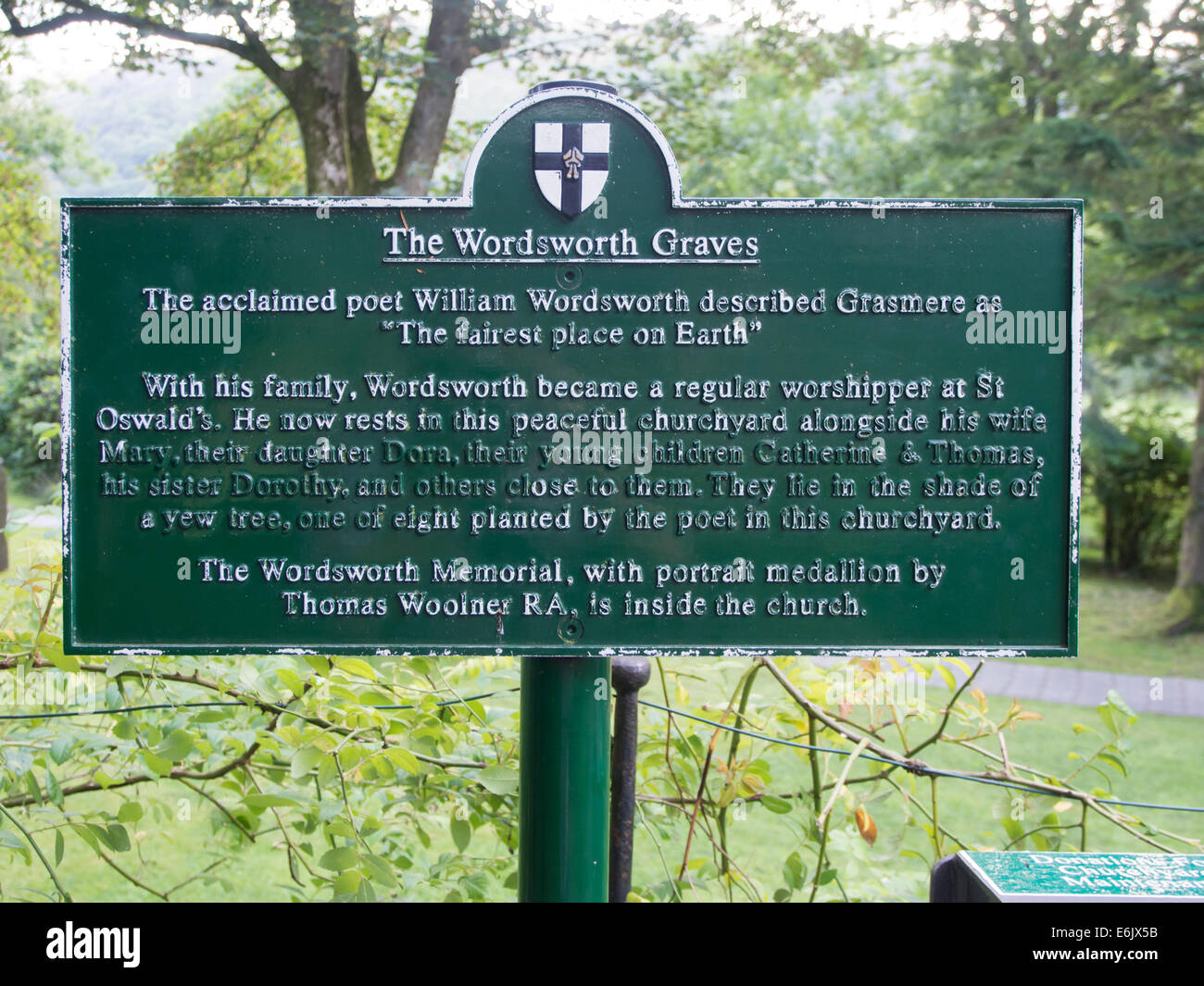 ein Zeichen geben Informationen auf den Gräbern der Wordsworth-Familie auf dem Gelände der St. Oswald Kirche, Grasmere, Cumbria, England Stockfoto