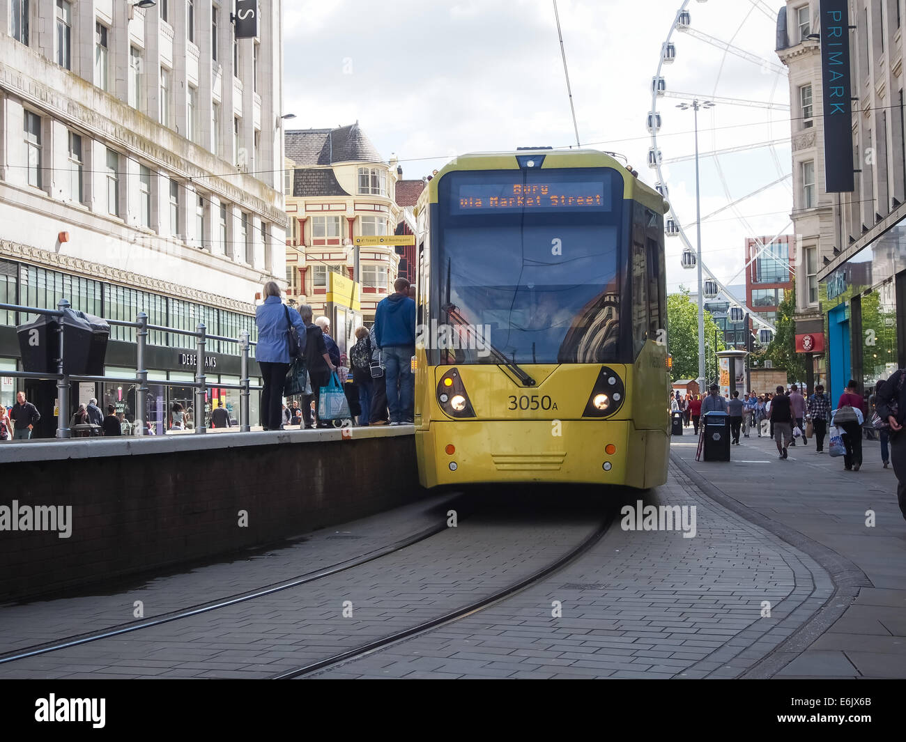 Eine Straßenbahn und Shopper an der Market Street im Stadtzentrum von Manchester, England Stockfoto