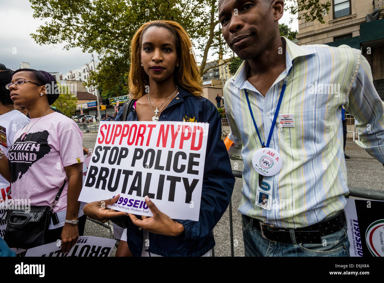 Staten Island, NY - Tausende marschierten durch Stapleton, zur Tötung von Eric Garner zu protestieren und fordern ein Ende der Brutalität der Polizei Stockfoto