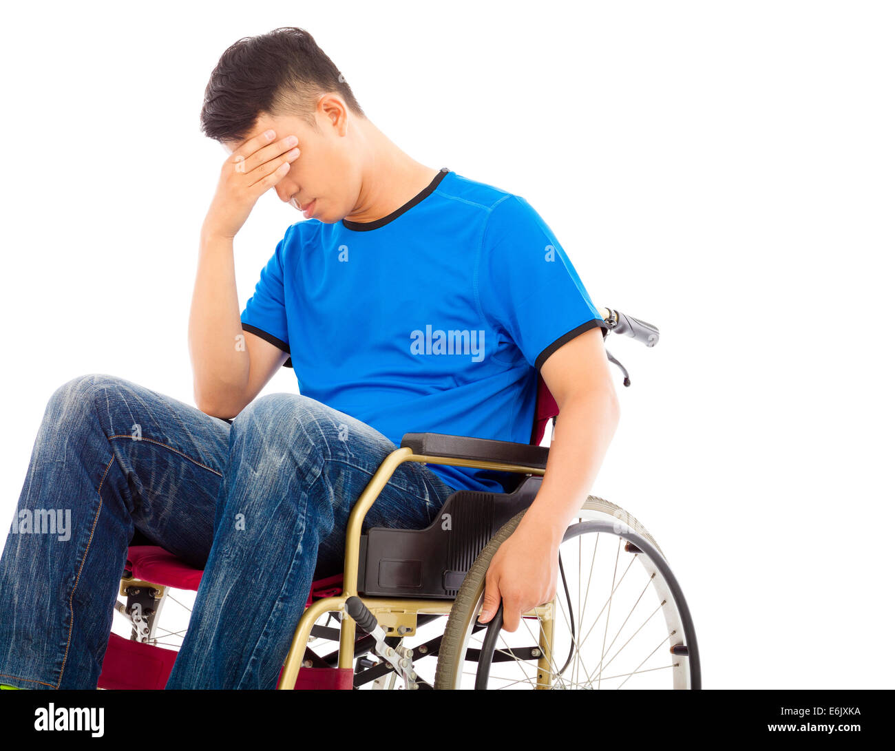 depressiv und behinderten Mann sitzt auf einem Rollstuhl Stockfoto