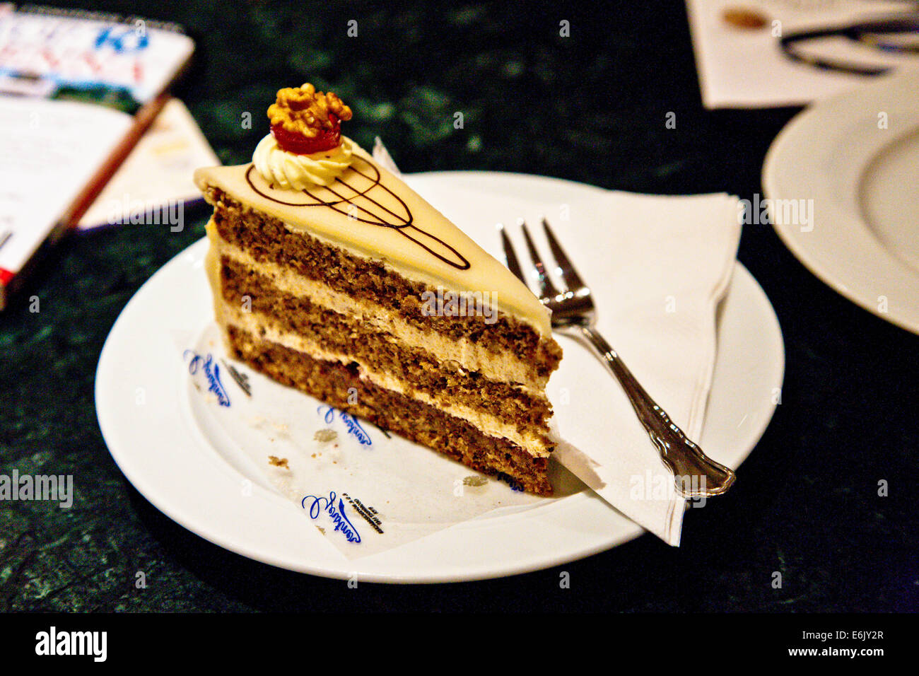 Nusstorte Gebäck, Wien, Österreich. Wiener Mehlspeisen und Café-Bars zeichnen das Leben der Stadt reich Café. Stockfoto
