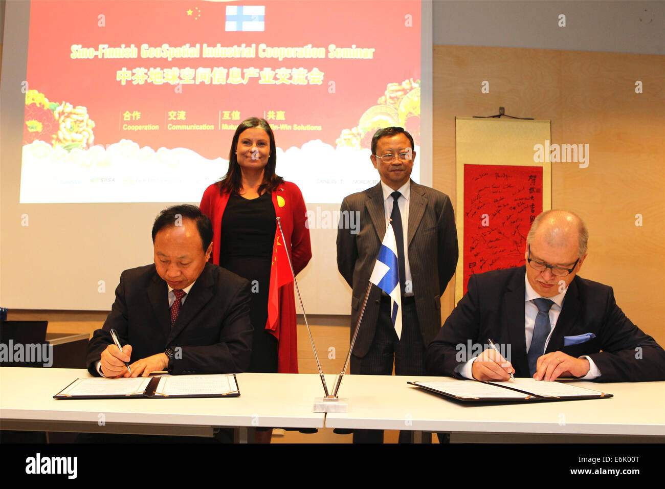 Helsinki, Finnland. 25. August 2014. Executive Vice großen von Chinas Wuhan Stadt Jia Yaobin (Front L) und Bürgermeister des finnischen Salo Stadt Antti Rantakokko (R Front) unterzeichnen eine Freundschaft Stadt als chinesischer Botschafter in Finnland Yu Qingtai (R hinten) und Director of Economic and Business Development für Espoo Tuula Antola (L hinten) Zeuge in Espoo, Finnland, 25. August 2014. © Li Jizhi/Xinhua/Alamy Live-Nachrichten Stockfoto