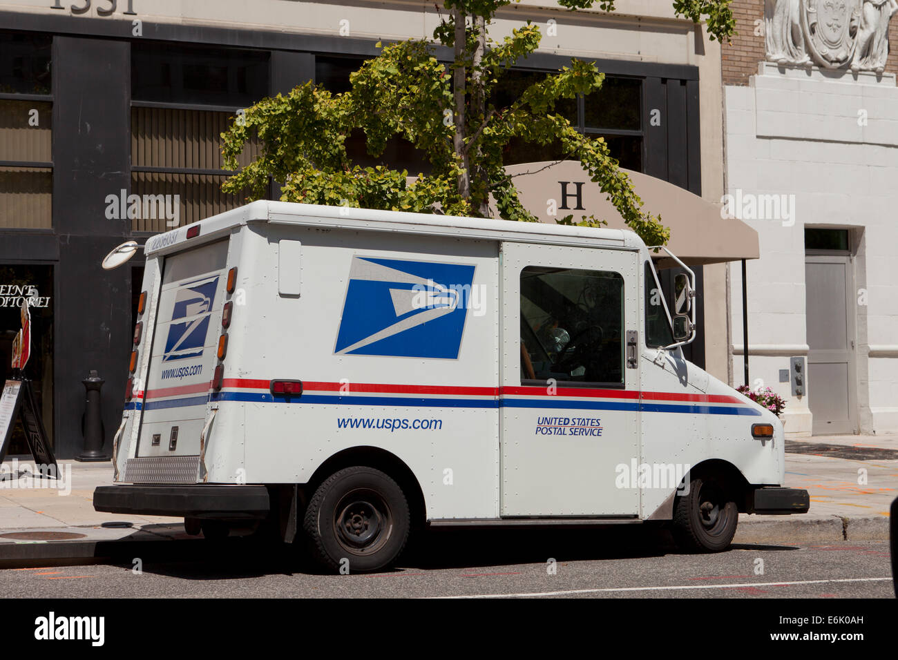 USPS Mail Lieferwagen geparkt auf Straße - Washington, DC USA Stockfoto