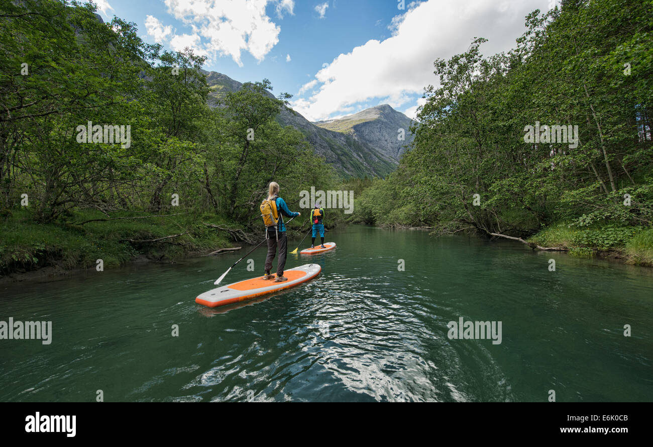 Stand up Paddle boarding entlang des Flusses Rauma in Romsdal, Norwegen Stockfoto