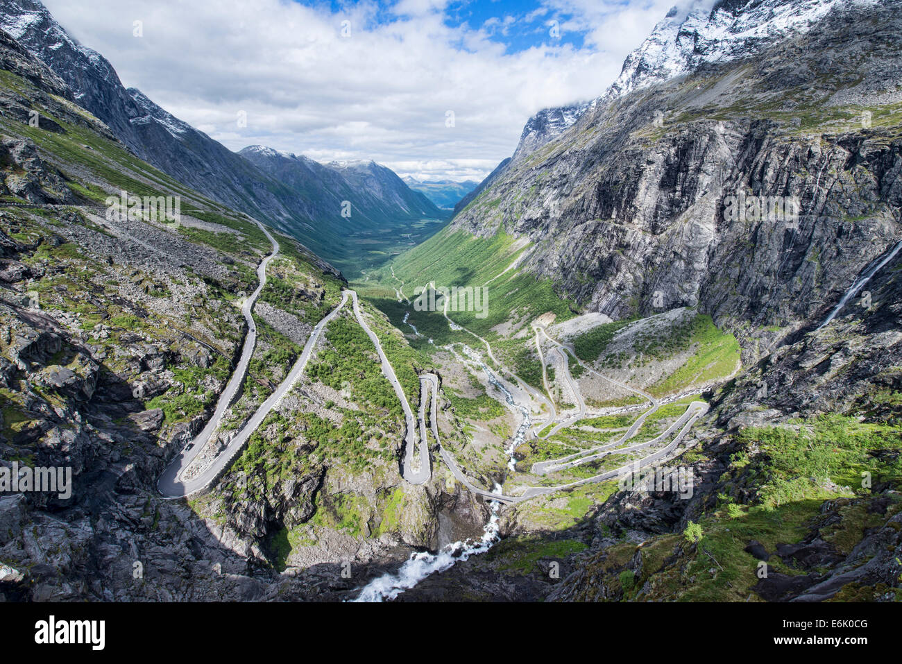 Die kurvige Trollstigen National Tourist Route über die Berge in Norwegen Stockfoto