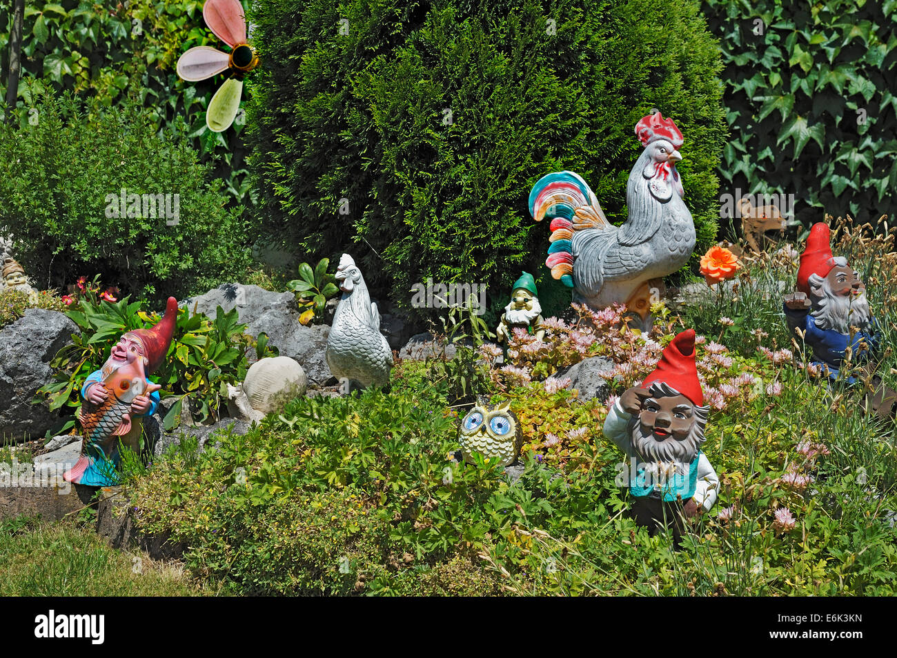 Tonfiguren Gartenzwerge Und Ton Huhner In Einem Garten Bayern