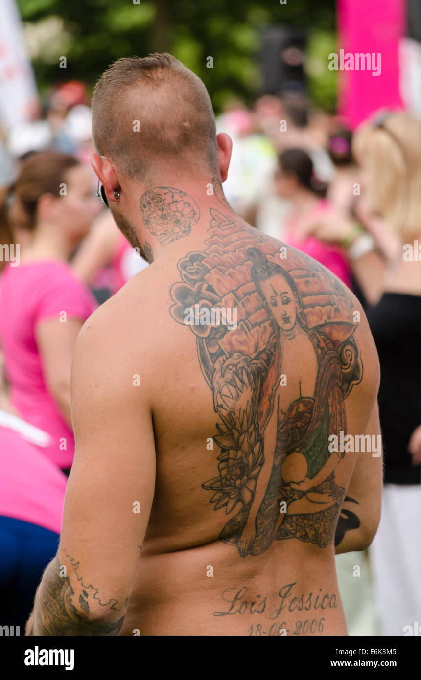 Mann mit Tattoo Race for Life Event UK 2014 Stockfoto
