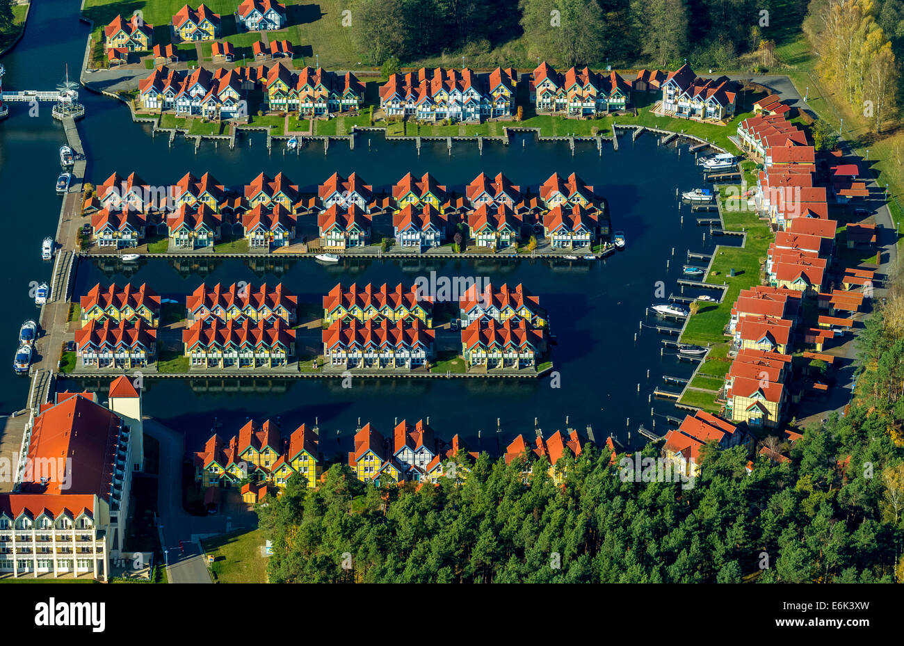 Luftaufnahme, Ferienhäuser mit Liegeplätzen, Rheinsberg Marina, Hafendorf Rheinsberg, Maritim Hafenhotel Rheinsberg Stockfoto