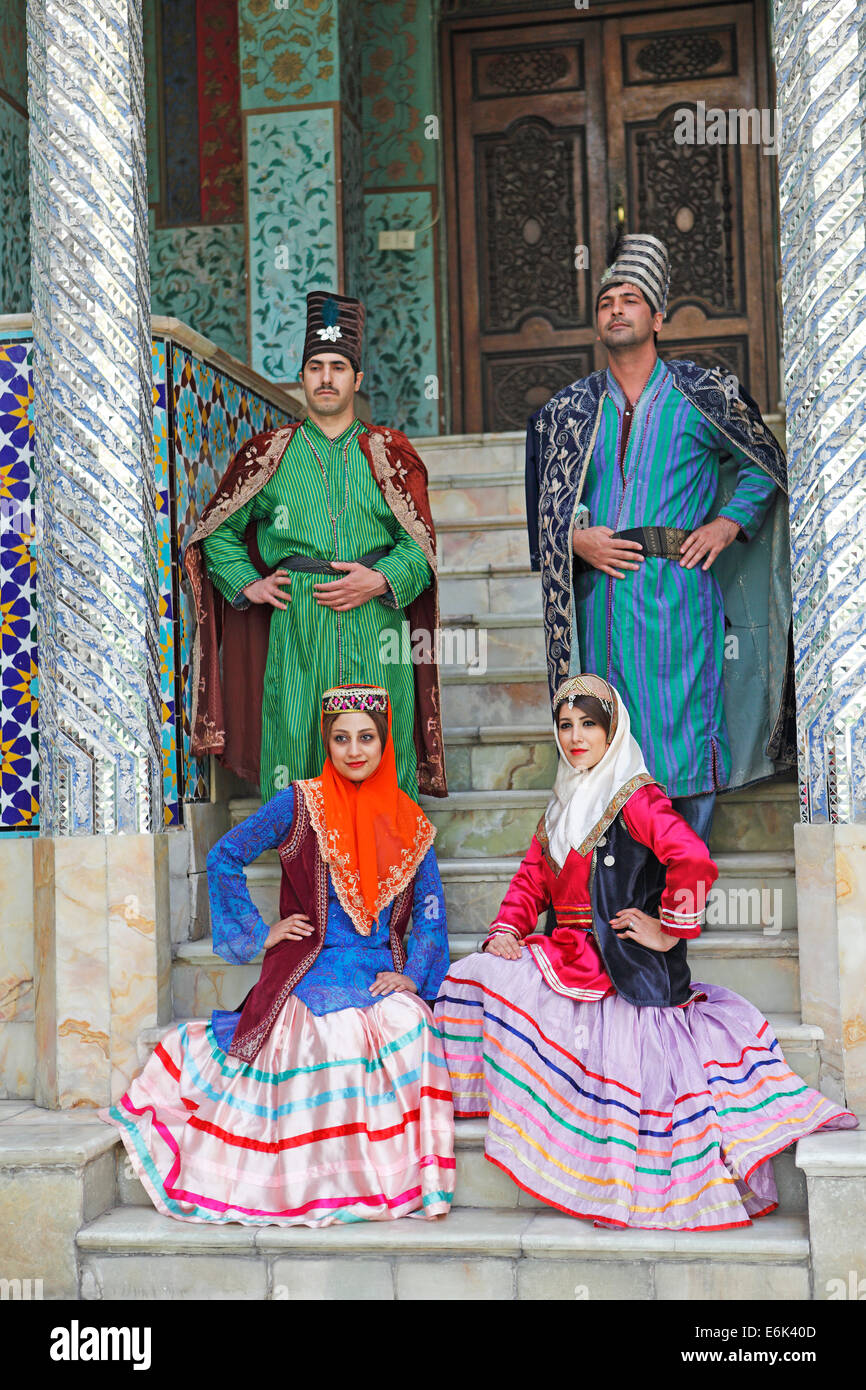 Hochzeitspaare tragen Tracht, Golestan Palast, UNESCO Weltkulturerbe, Tehran, Tehran Provinz Stockfoto
