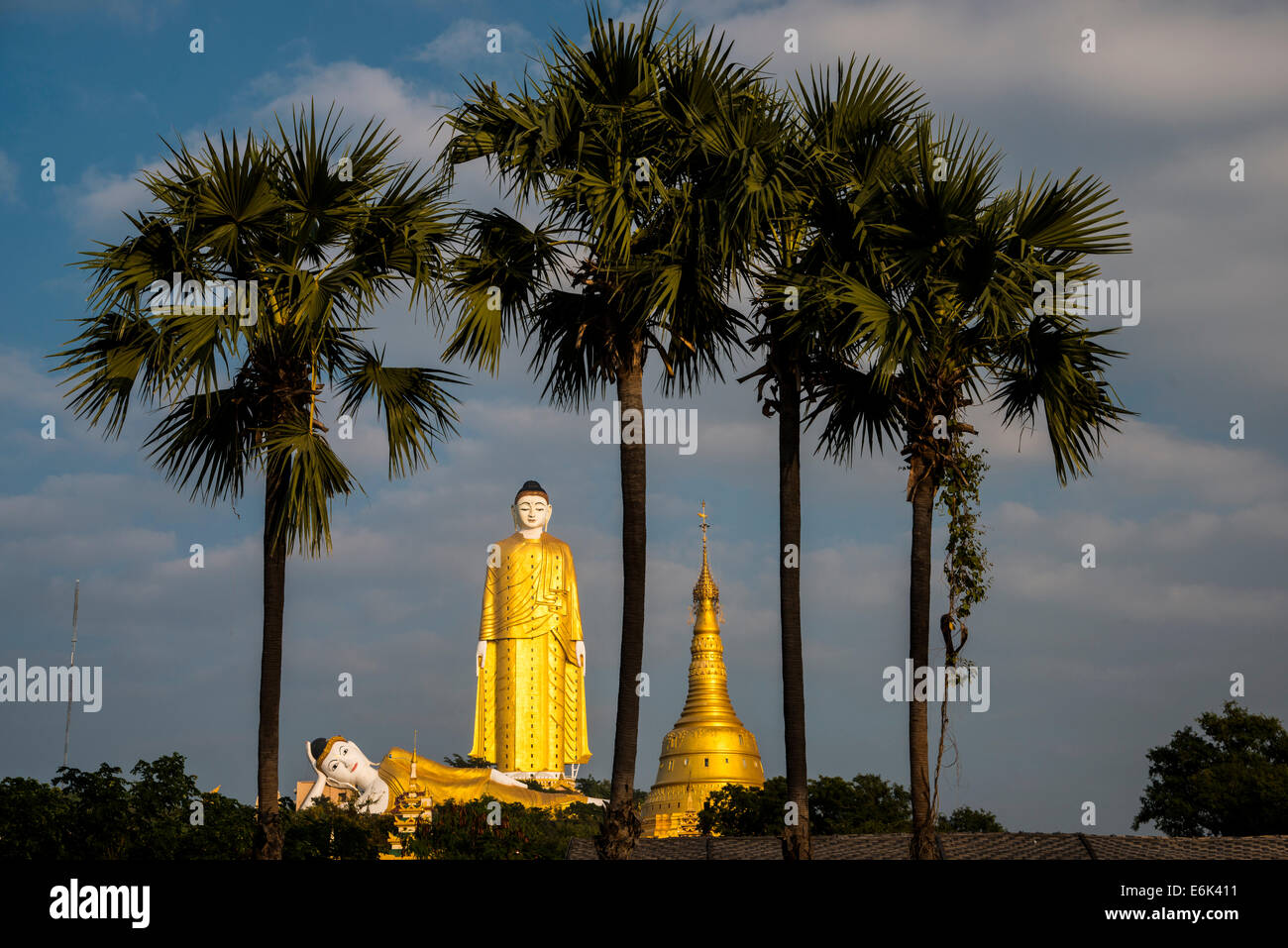 Legen Sie Kyun Sakkya, Buddha stehend, liegend, Buddha, Statuen und Aung Sakkya Pagode, Maha Bodhi Ta Htaung Kloster Monywa Stockfoto