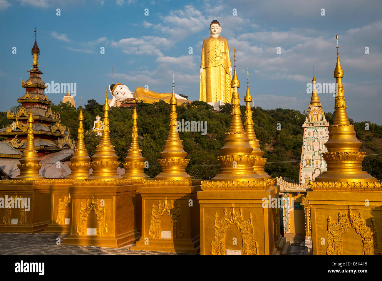 Legen Sie Kyun Sakkya, Buddha stehend, liegend, Buddha, Statuen und Aung Sakkya Pagode, Maha Bodhi Ta Htaung Kloster Monywa Stockfoto