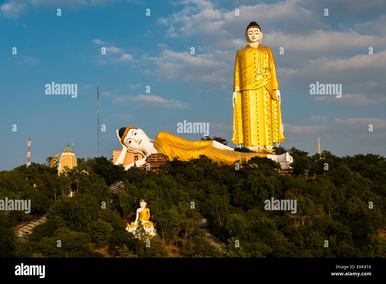 Legen Sie Kyun Sakkya, Buddha stehend, liegend, Buddha, Statuen, Maha Bodhi Ta Htaung Kloster, Monywa, Sagaing Division, Myanmar Stockfoto