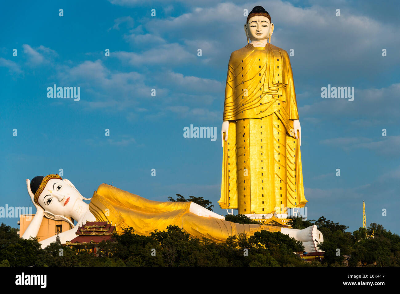 Legen Sie Kyun Sakkya, Buddha stehend, liegend, Buddha, Statuen, Maha Bodhi Ta Htaung Kloster, Monywa, Sagaing Division, Myanmar Stockfoto