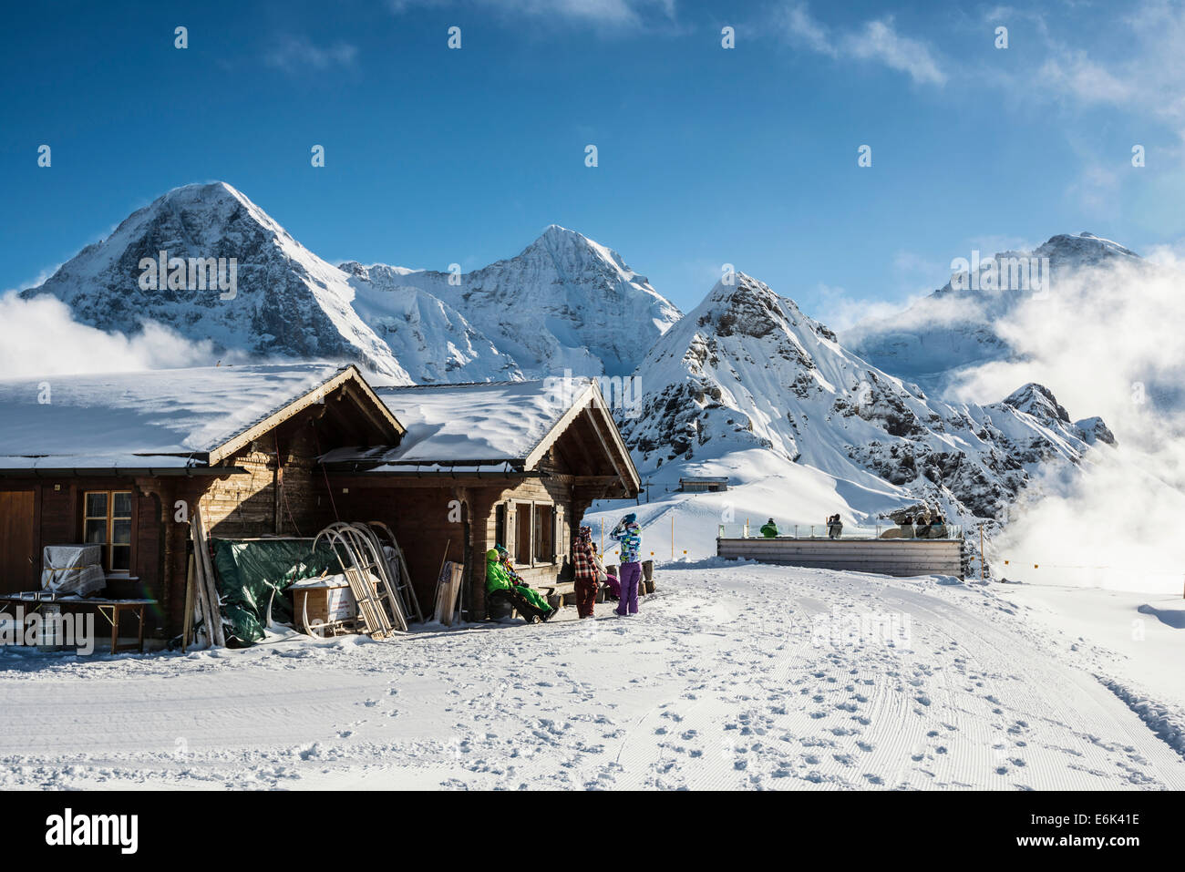 Holzhütte auf Männlichen Berg, Gipfel von Eiger, Mönch und Jungfrau auf der Rückseite, Grindelwald, Berner Oberland Stockfoto