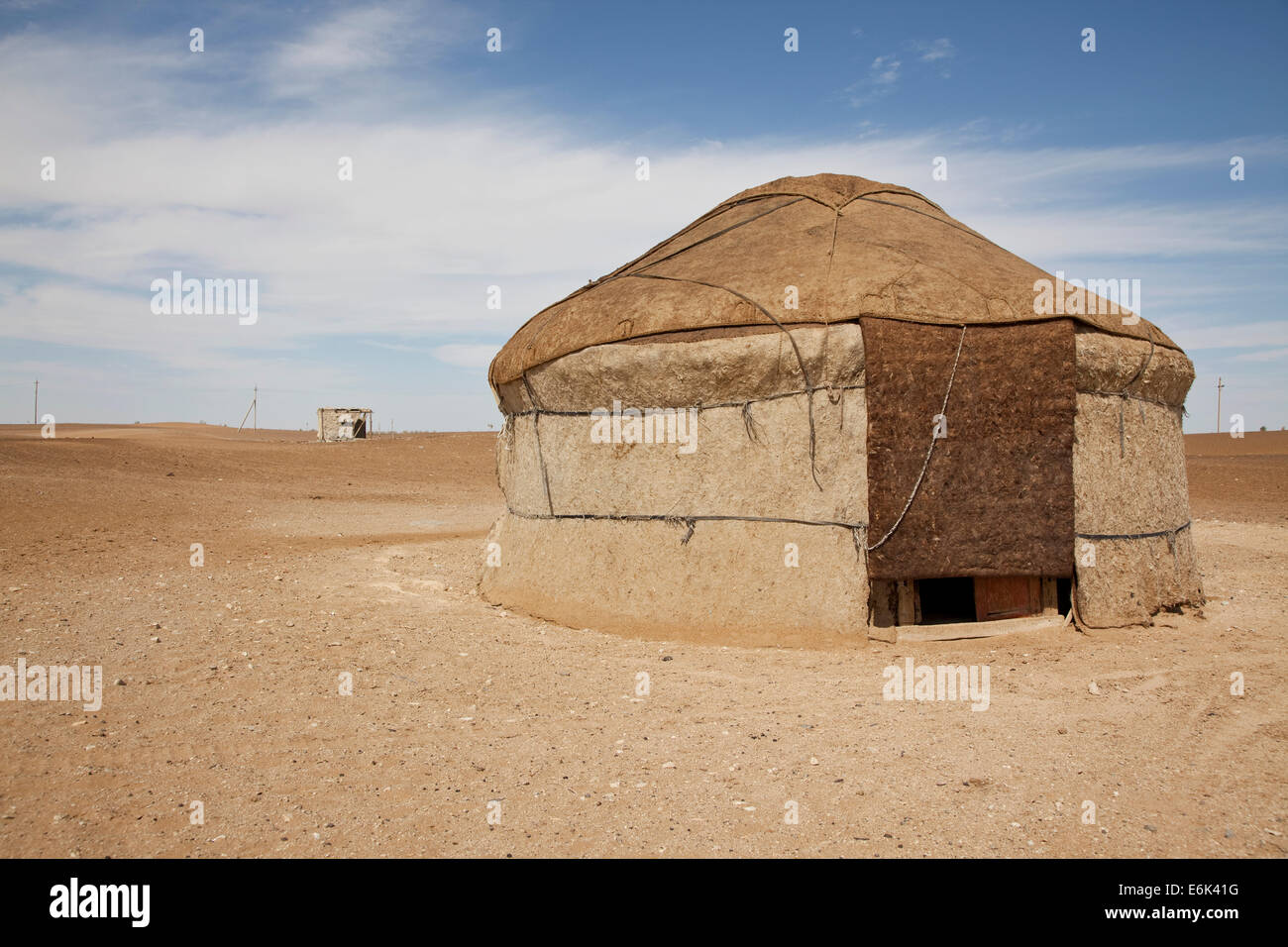 Jurte in der Wüste Kyzyl Kum oder Qyzylqum, Seidenstraße, Navoi oder Edelmetallen, Usbekistan Stockfoto