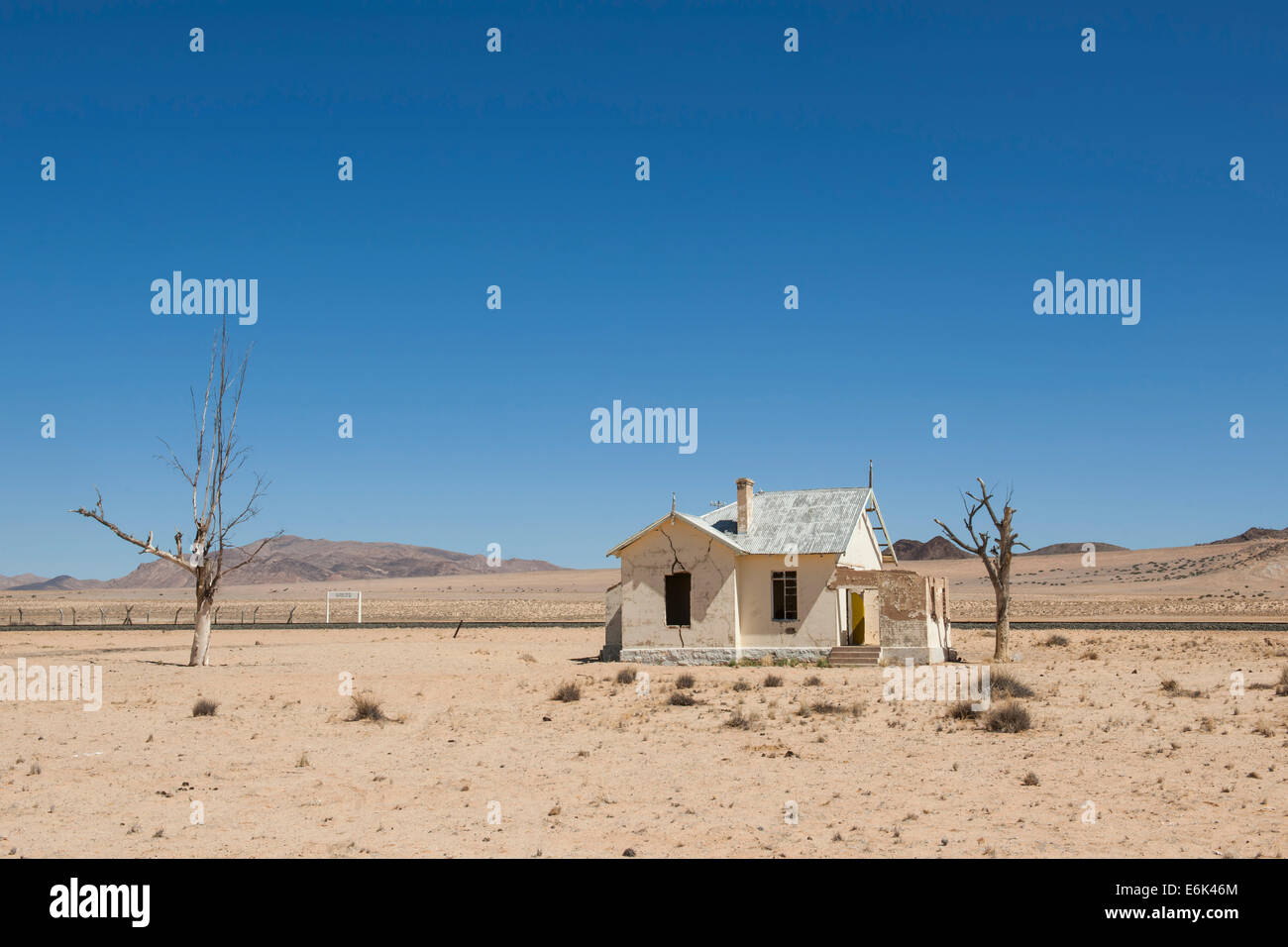 Gebäude des Bahnhofs Garub, aus der deutschen Kolonialzeit, mitten in der Namib-Wüste Garub, ǁKaras Stockfoto