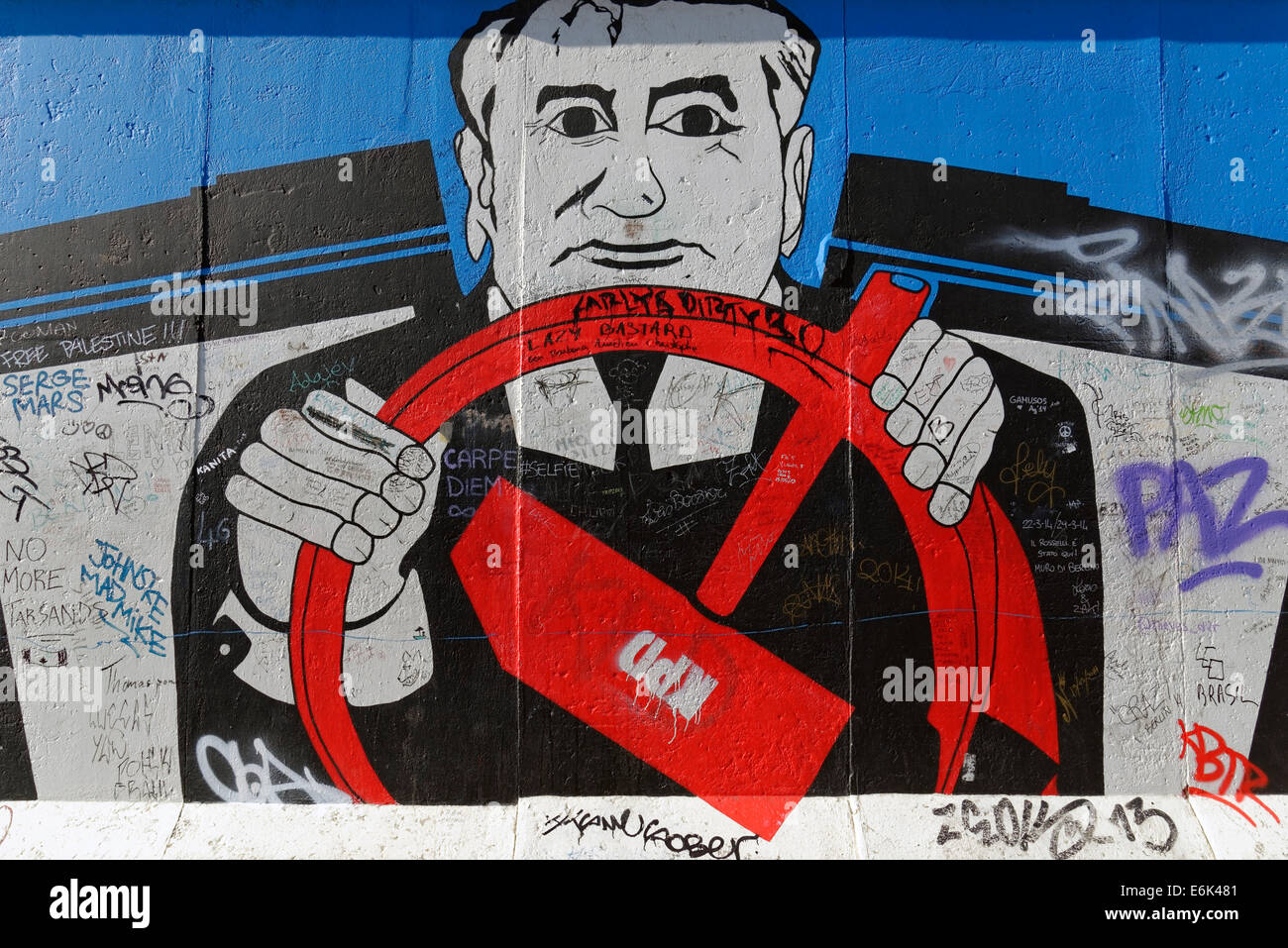 Wandbild, Gorbatschow mit dem kommunistischen Hammersymbol hinter dem Steuer sitzen Malerei auf eine verbleibende Stück est der Berliner Mauer Stockfoto