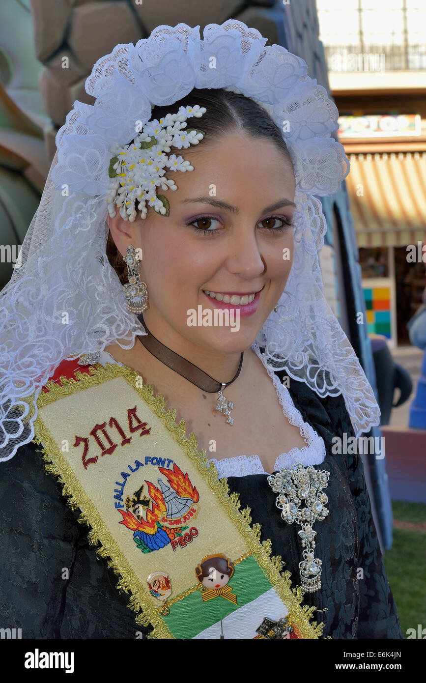 Mädchen aus der Falla-Gruppe "La Font" tragen traditionelle am Frühlingsfest Las Fallas, Pego, Provinz Alicante Kleidung Stockfoto
