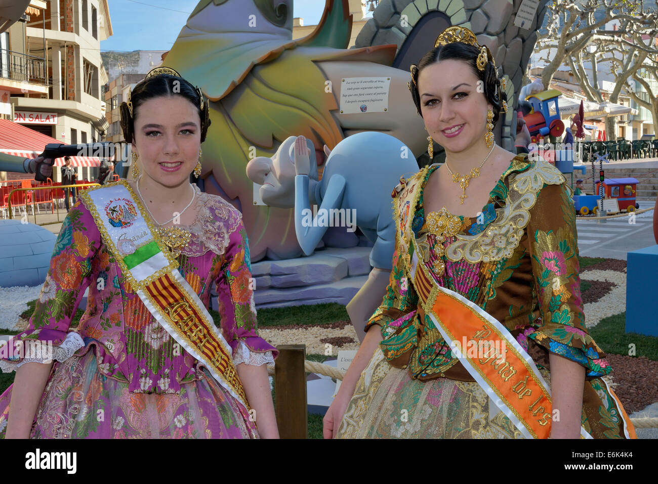 Zwei Frauen aus der Falla-Gruppe "La Font" tragen traditionelle Kleidung am Frühlingsfest Las Fallas, Pego, Provinz Alicante Stockfoto