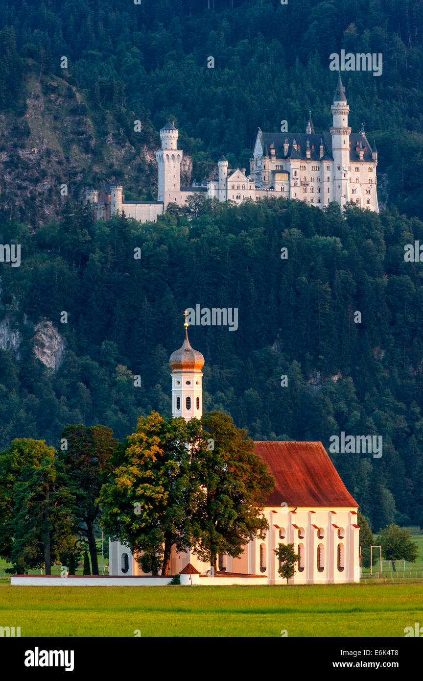 Wallfahrt Kirche von St. Coloman, Schloss Neuschwanstein Castle auf der Rückseite, Schwangau, Füssen, Allgäu, Schwaben, Bayern Stockfoto